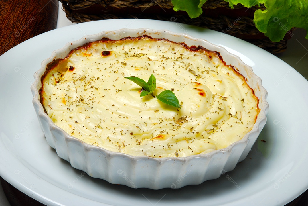 Lasanha tradicional feita com carne moída e molho