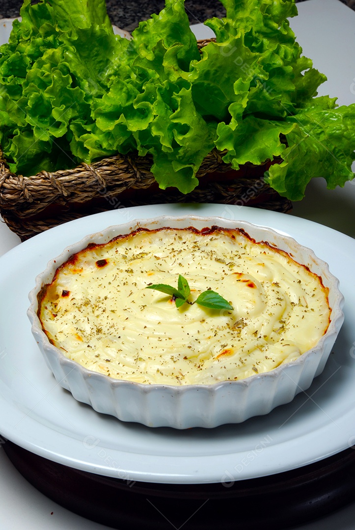 Lasanha tradicional feita com carne moída e molho à bolonhesa