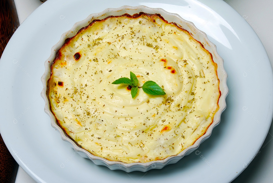 Lasanha tradicional feita com carne moída e molho