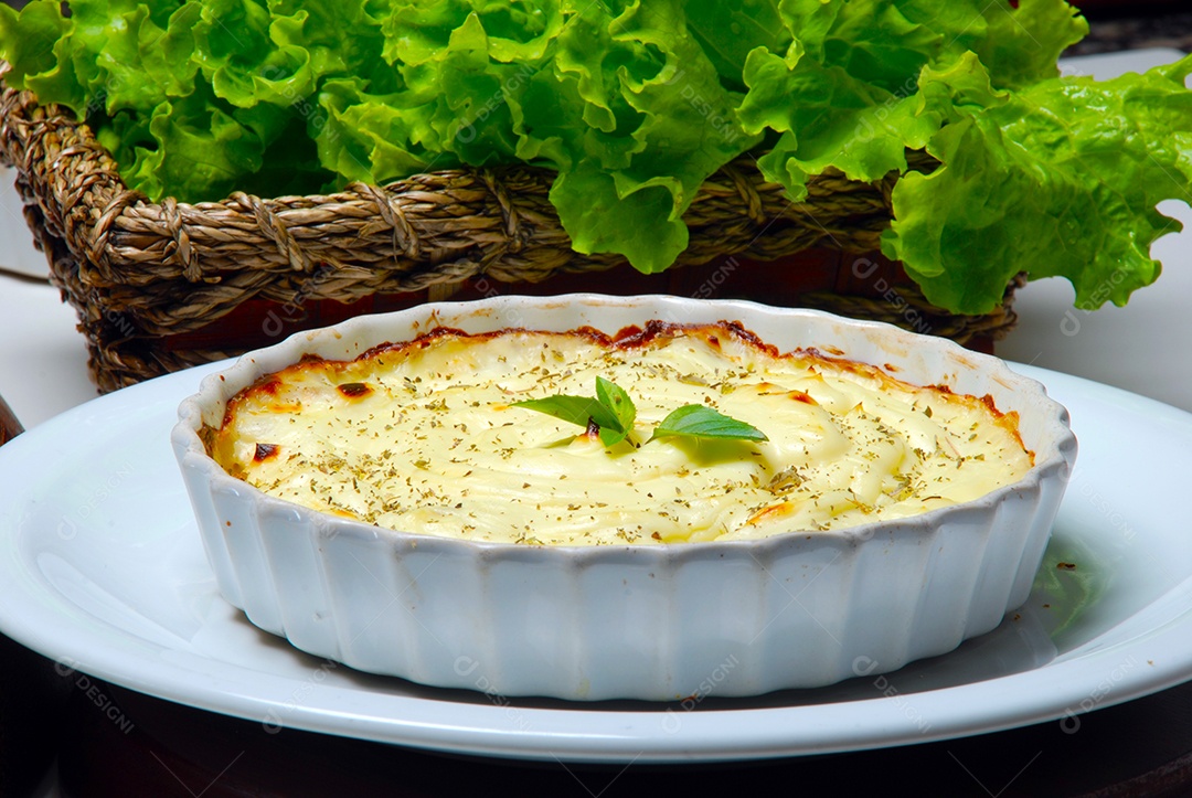 Lasanha tradicional feita com carne moída e molho à bolonhesa