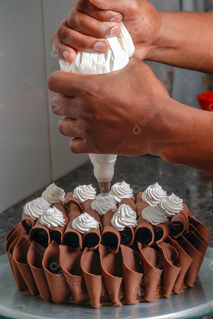 Bolo de chocolate com chantilly