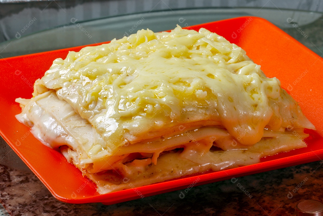 Lasanha tradicional feita com carne moída e molho