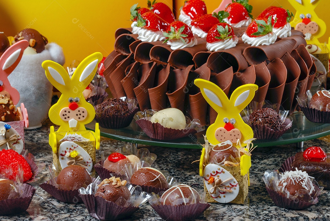 Bolo de chocolate comemorando a Páscoa