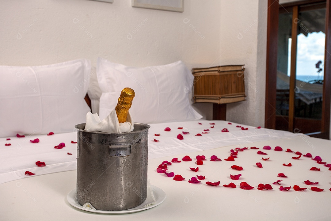 Cama de hotel com champanhe