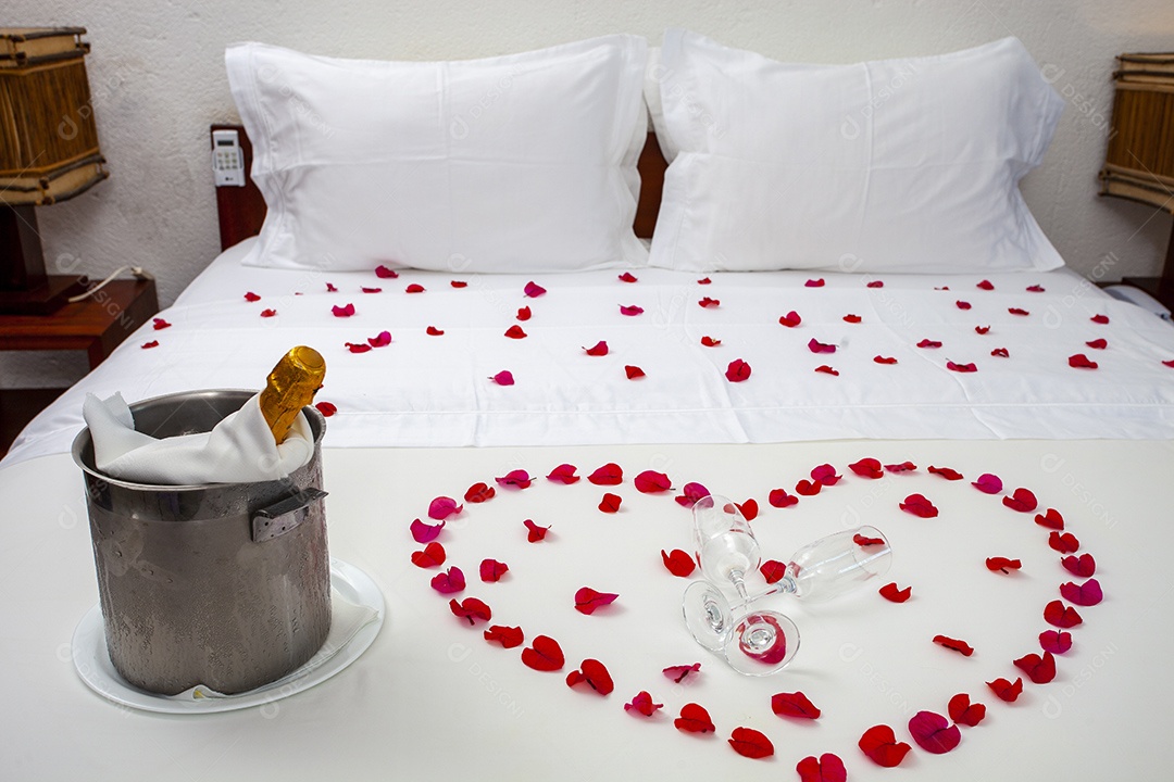 Cama de hotel com champanhe