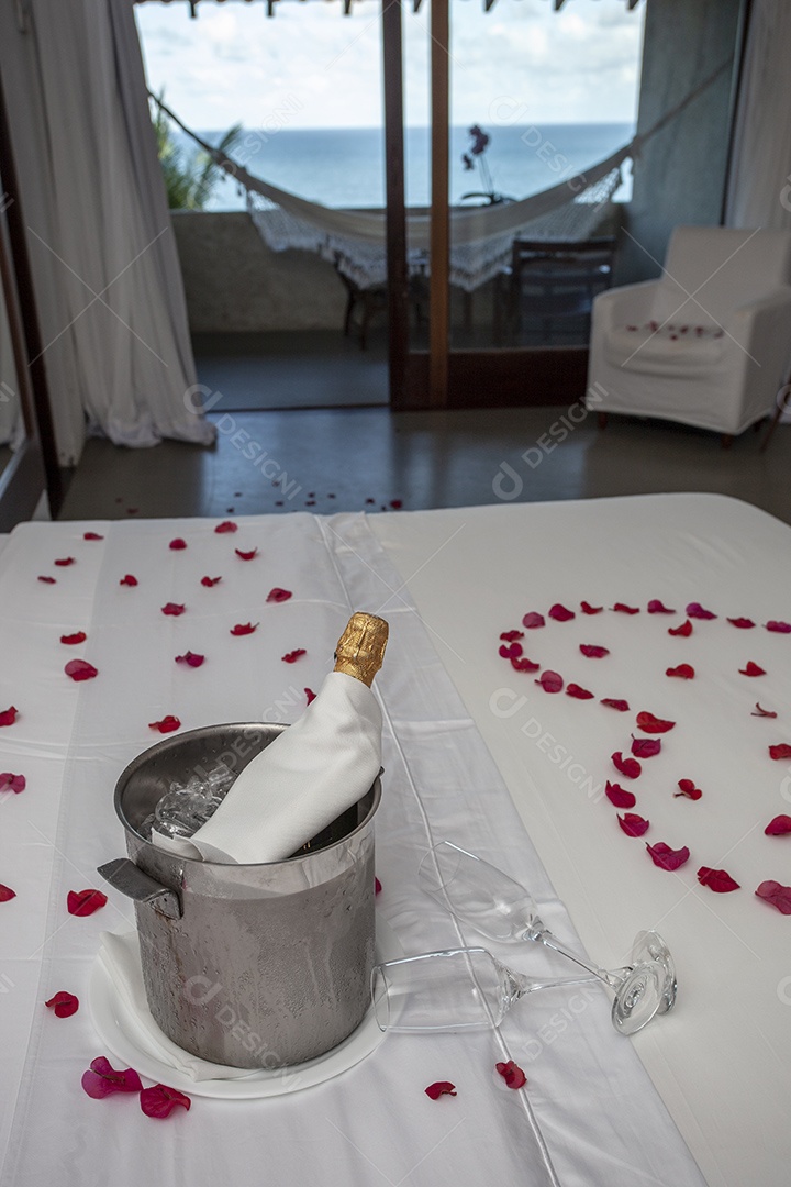 Cama de hotel com champanhe