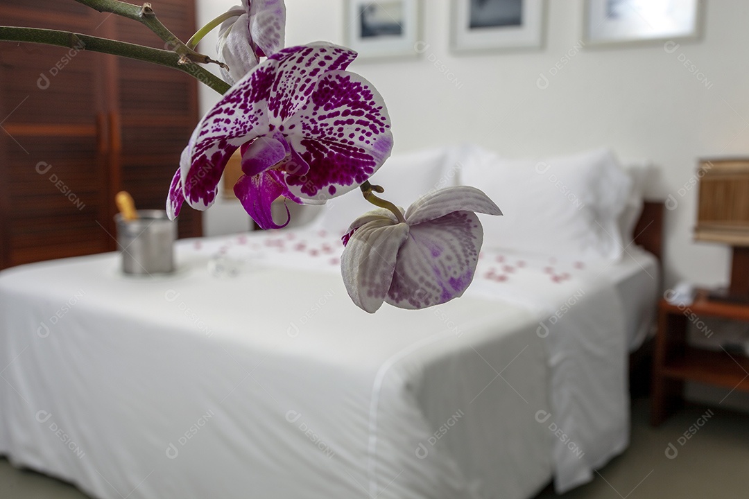 Cama de hotel com champanhe