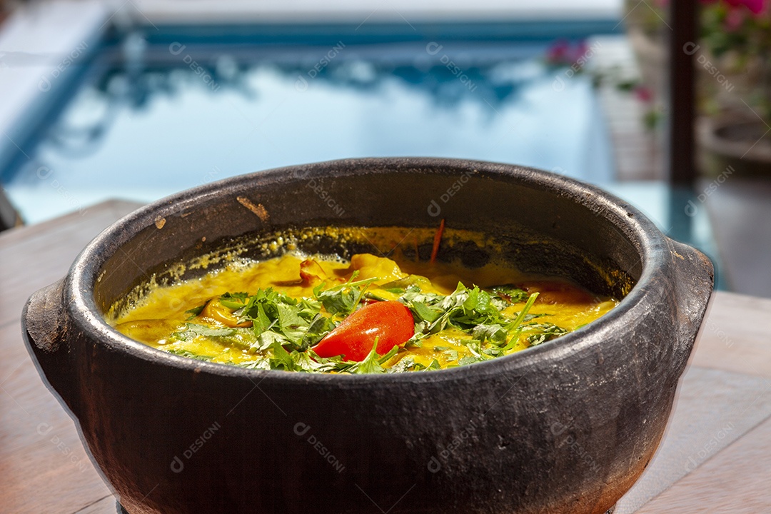 Moqueca de peixe e camarão prato tradicional da culinária brasileira