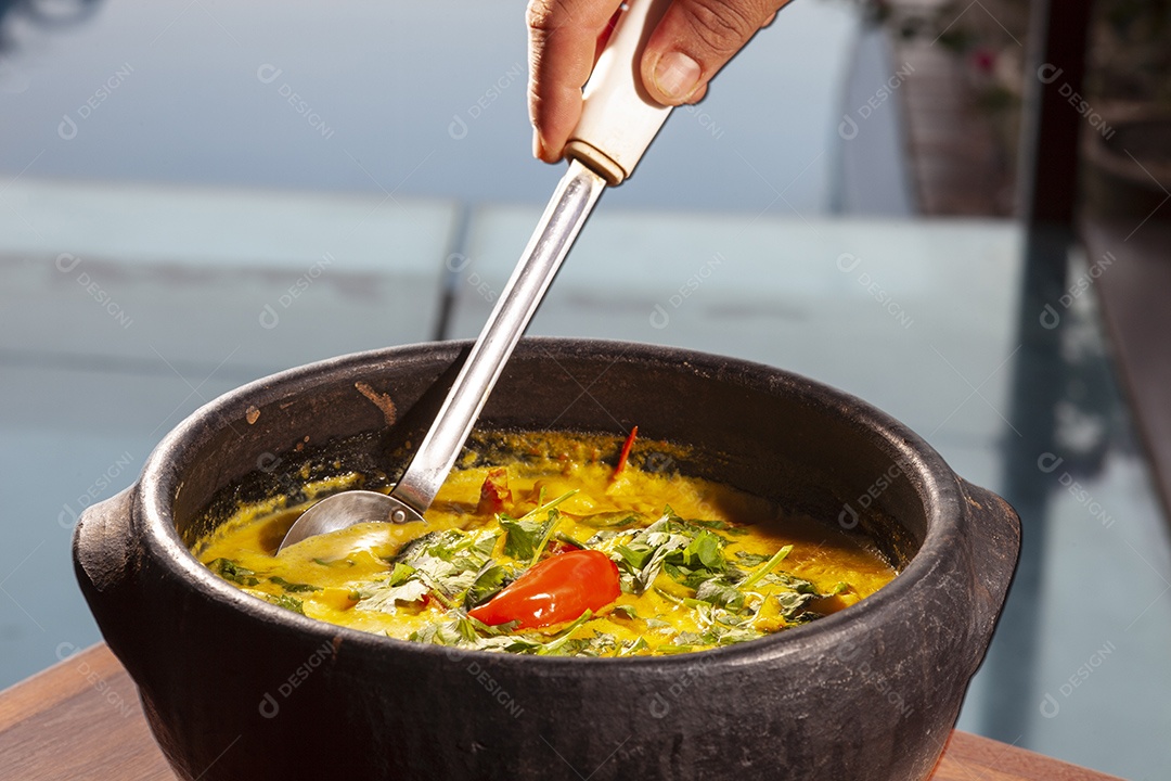 Moqueca de peixe e camarão prato tradicional da culinária brasileira