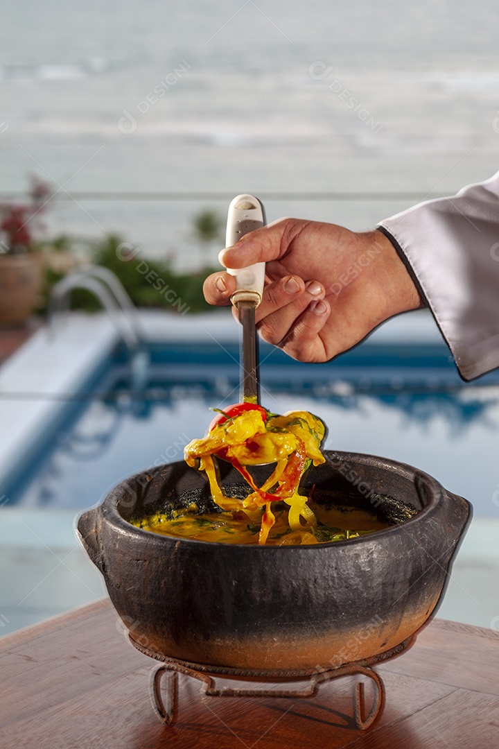 Moqueca de peixe e camarão prato tradicional da culinária brasileira