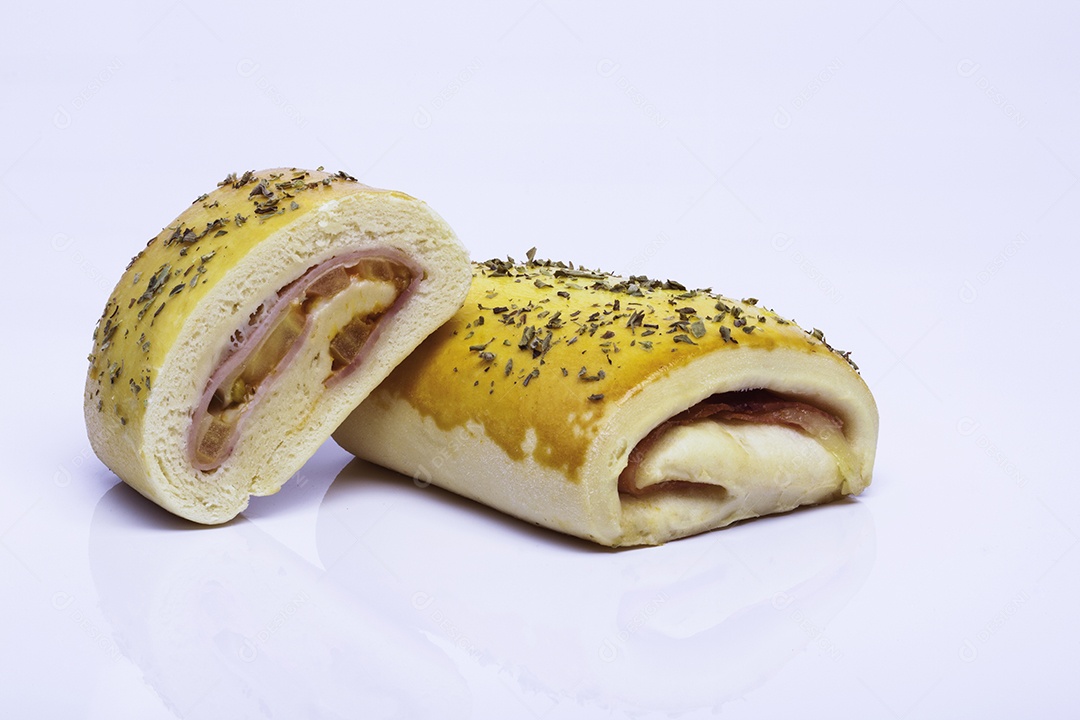 Petisco brasileiro com queijo e presunto