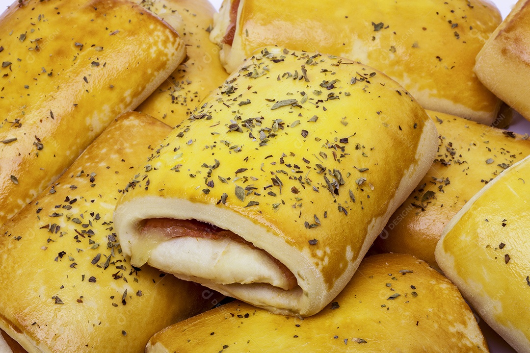 Petisco brasileiro com queijo e presunto