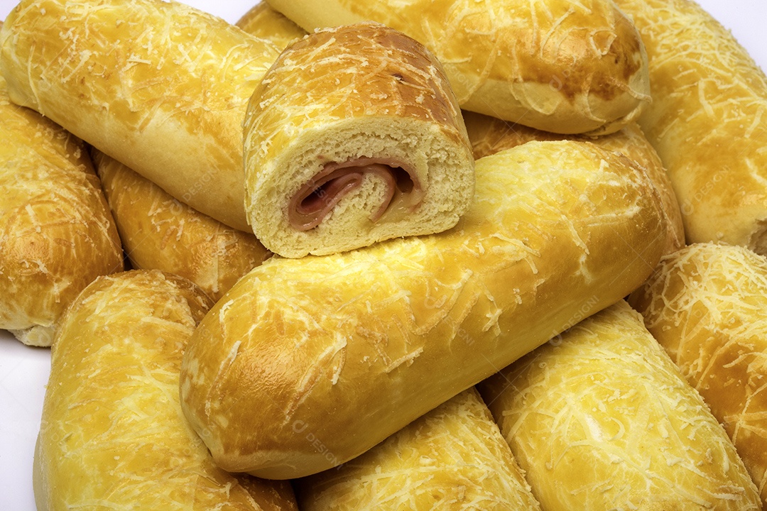 Petisco brasileiro com queijo e presunto