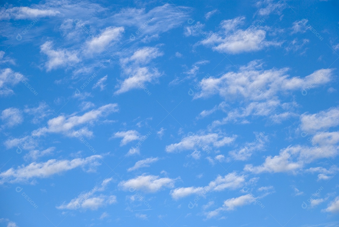Céu azul com nuvém ar livre