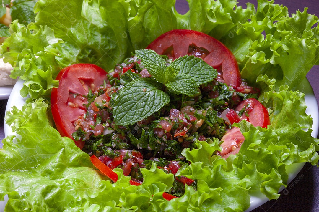 Salada árabe com tomate com alface, hortelã