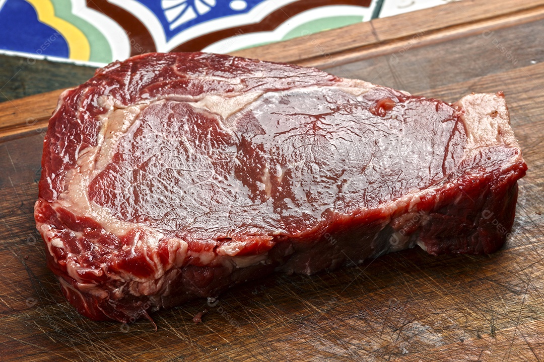 Peça de carne fresca sobre a mesa