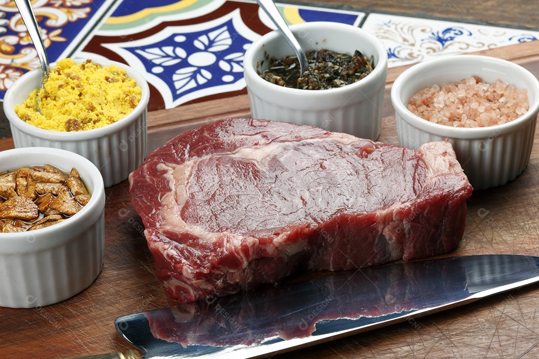 Peça de carne fresca sobre a mesa