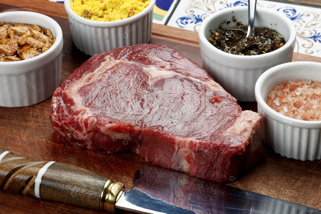 Peça de carne fresca sobre a mesa