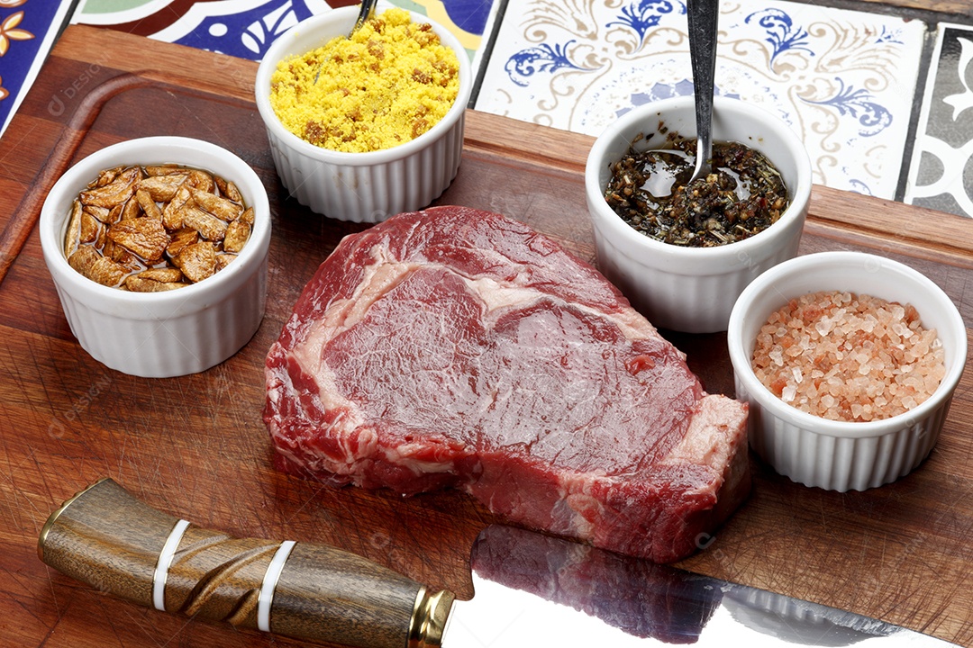 Peça de carne fresca sobre a mesa