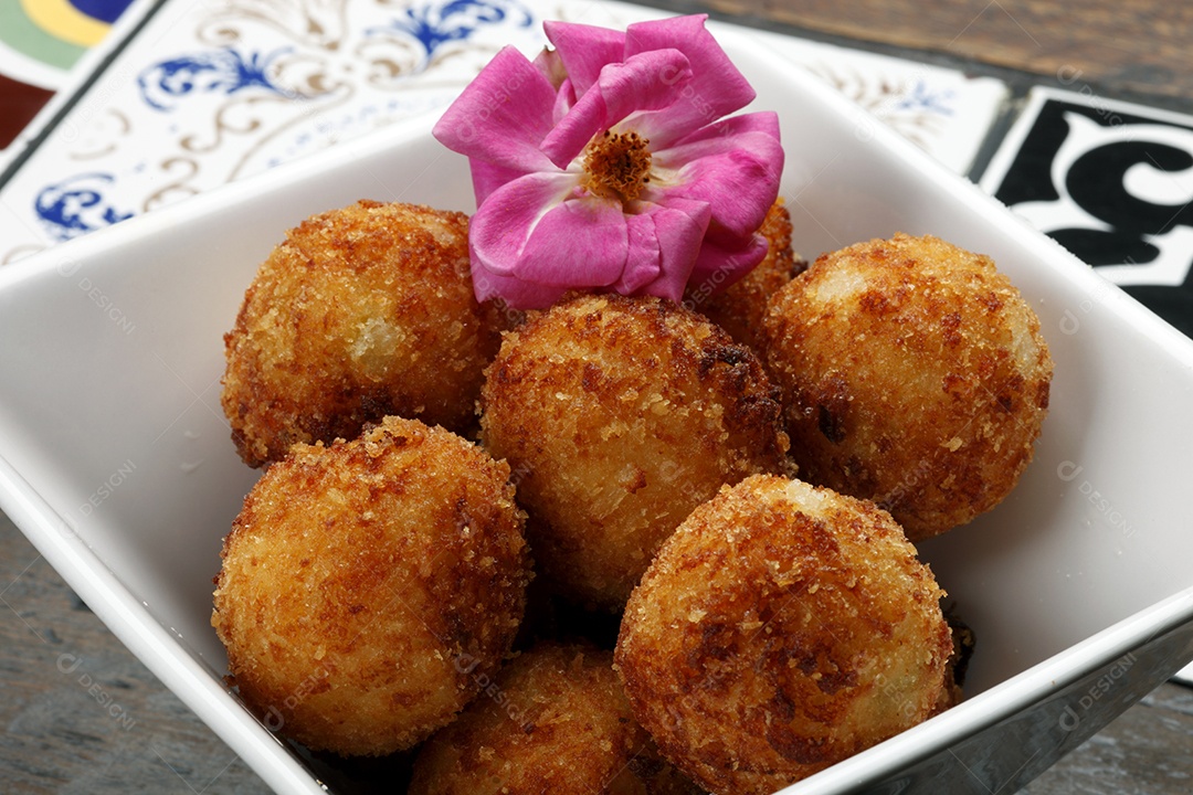 Deliciosos bolinhos fritos sobre a mesa