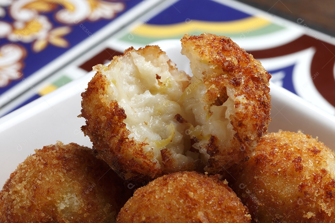 Deliciosos bolinhos fritos sobre a mesa