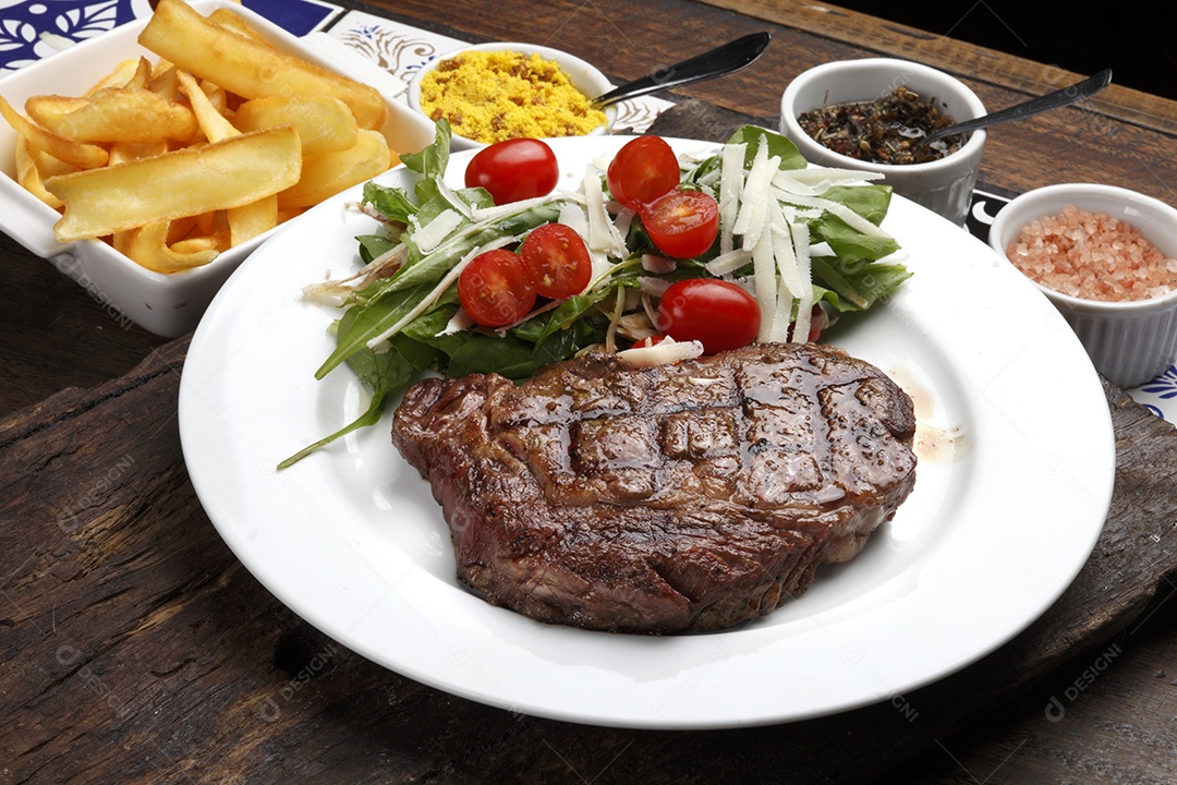 Deliciosa carne grelhada sobre o prato