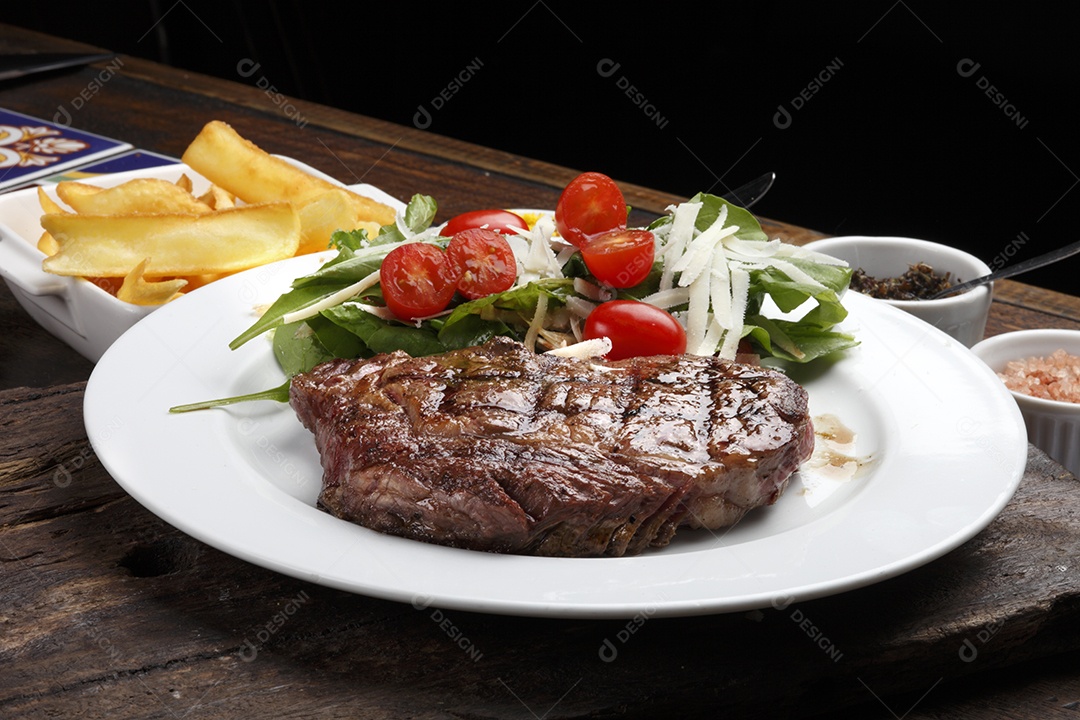 Deliciosa carne grelhada sobre o prato