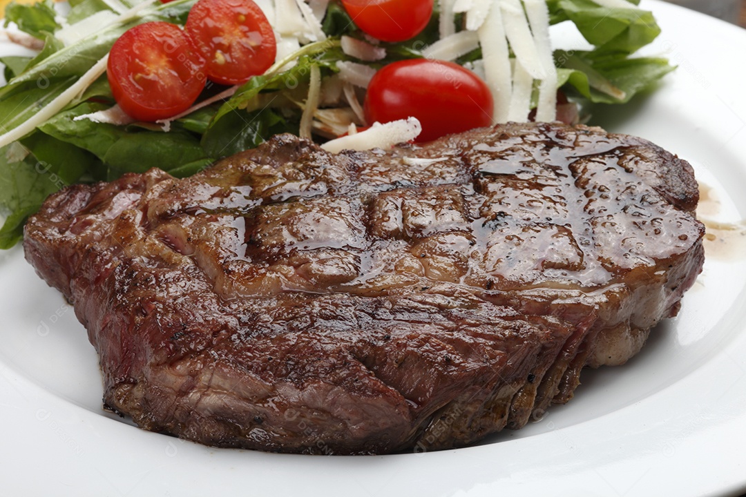 Deliciosa carne grelhada sobre o prato