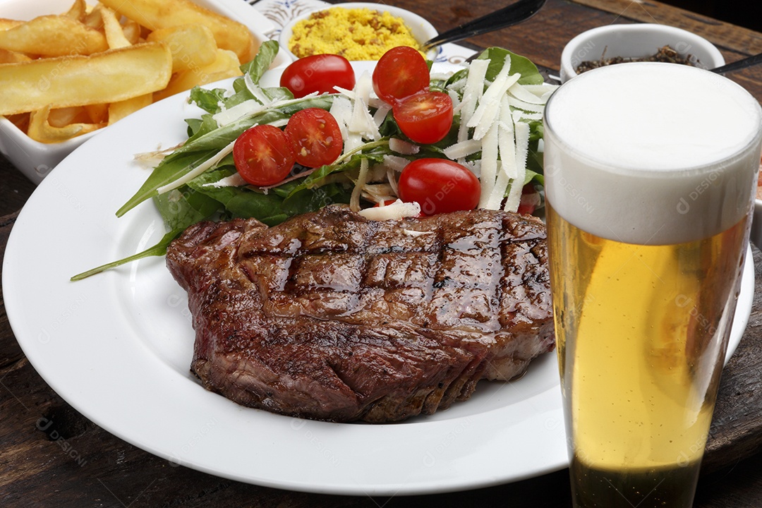 Deliciosa carne grelhada sobre o prato