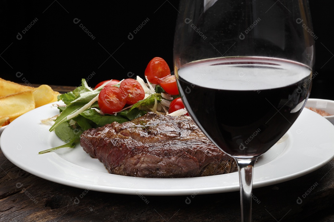 Deliciosa carne grelhada sobre o prato