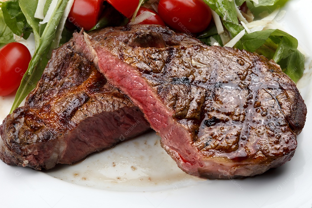 Deliciosa carne grelhada sobre o prato