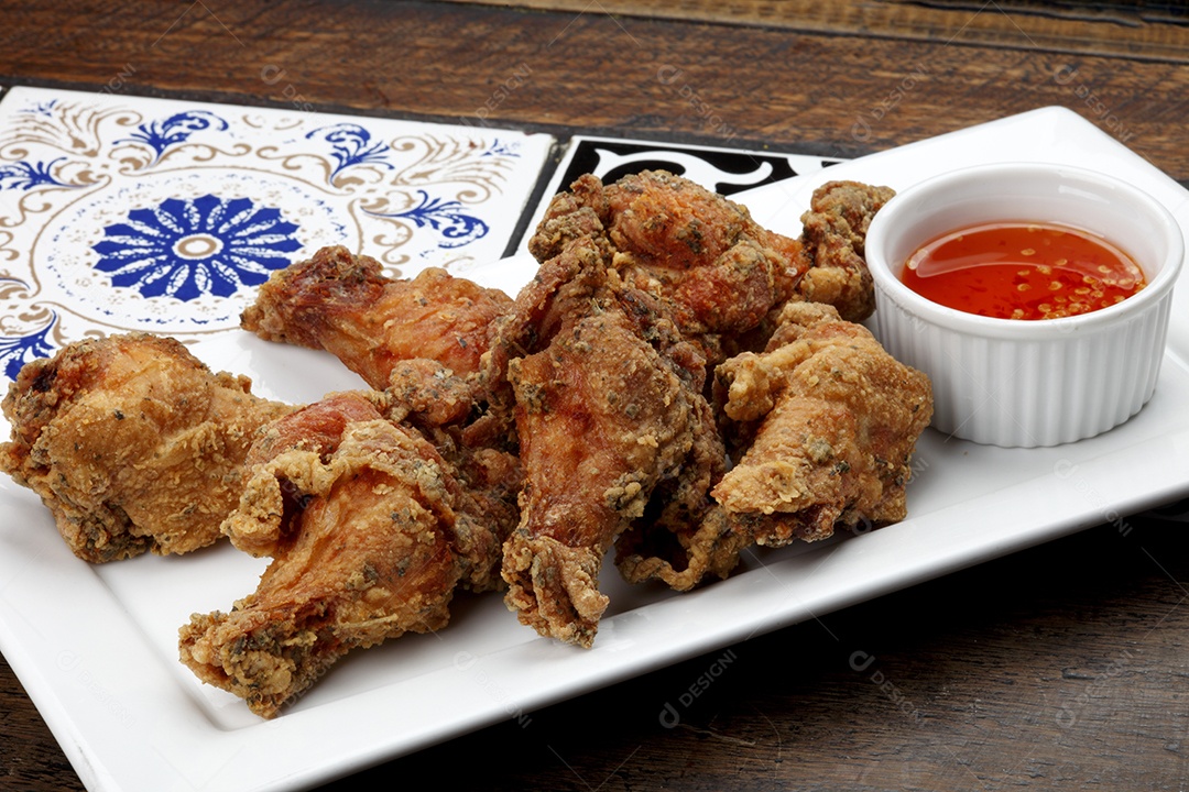 Delicioso frango frito sobre a mesa