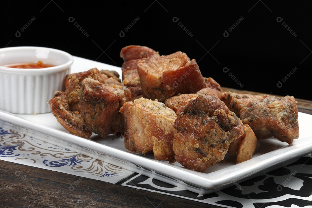 Pedaços de carne frita sobre a mesa