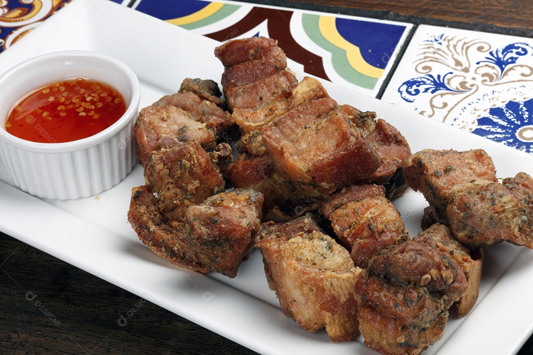 Pedaços de carne frita sobre a mesa