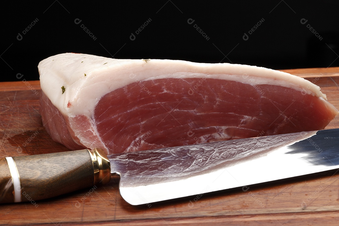 Peça de carne fresca sobre a mesa