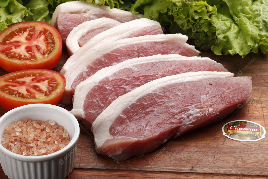 Peça de carne fresca sobre a mesa