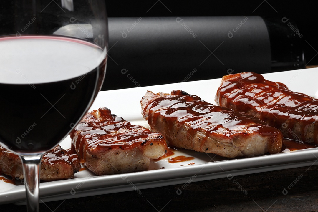Bife de porco com molho barbecue e vinho tinto