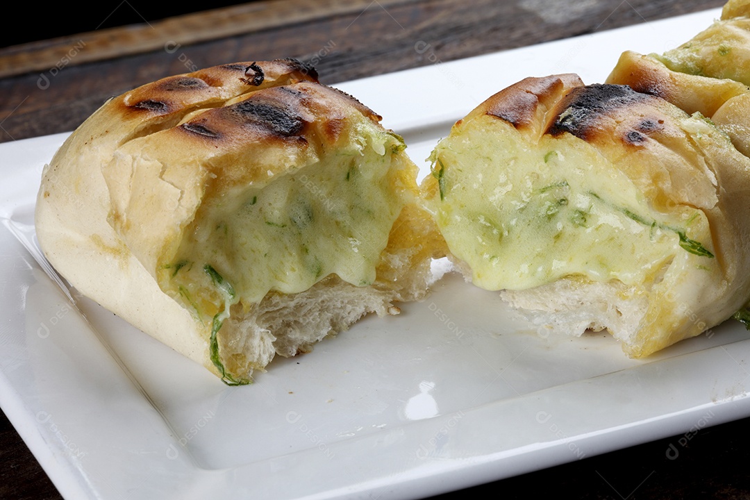 Pão de alho assado em prato