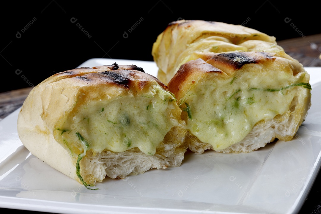 Pão de alho assado em prato