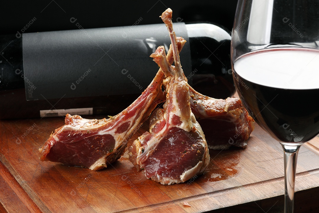 Costela de cordeiro crua e vinho tinto