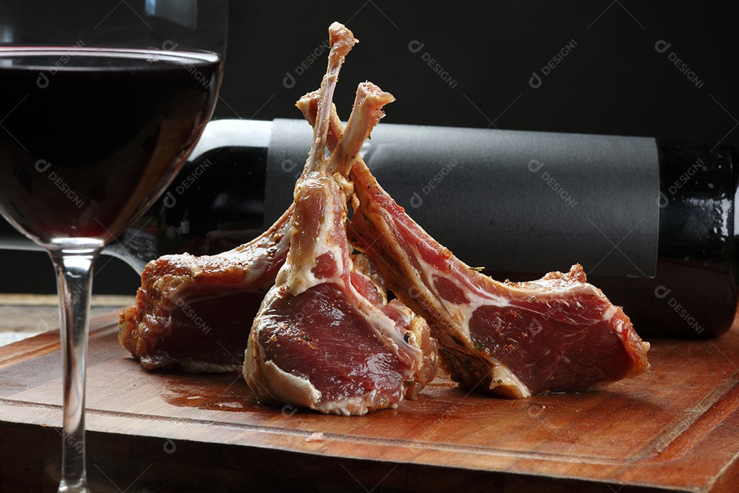Costela de cordeiro crua e vinho tinto