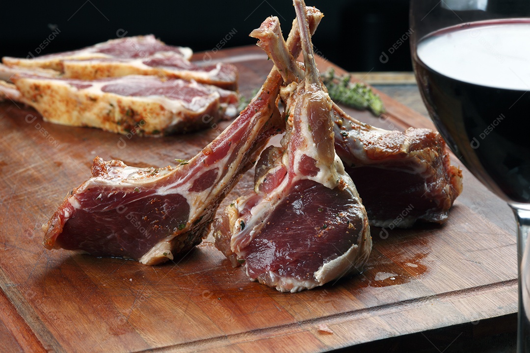 Costela de cordeiro crua e vinho tinto