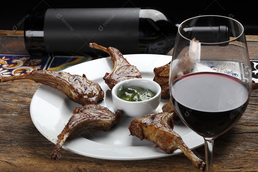 Costela assada com molho e taça de vinho