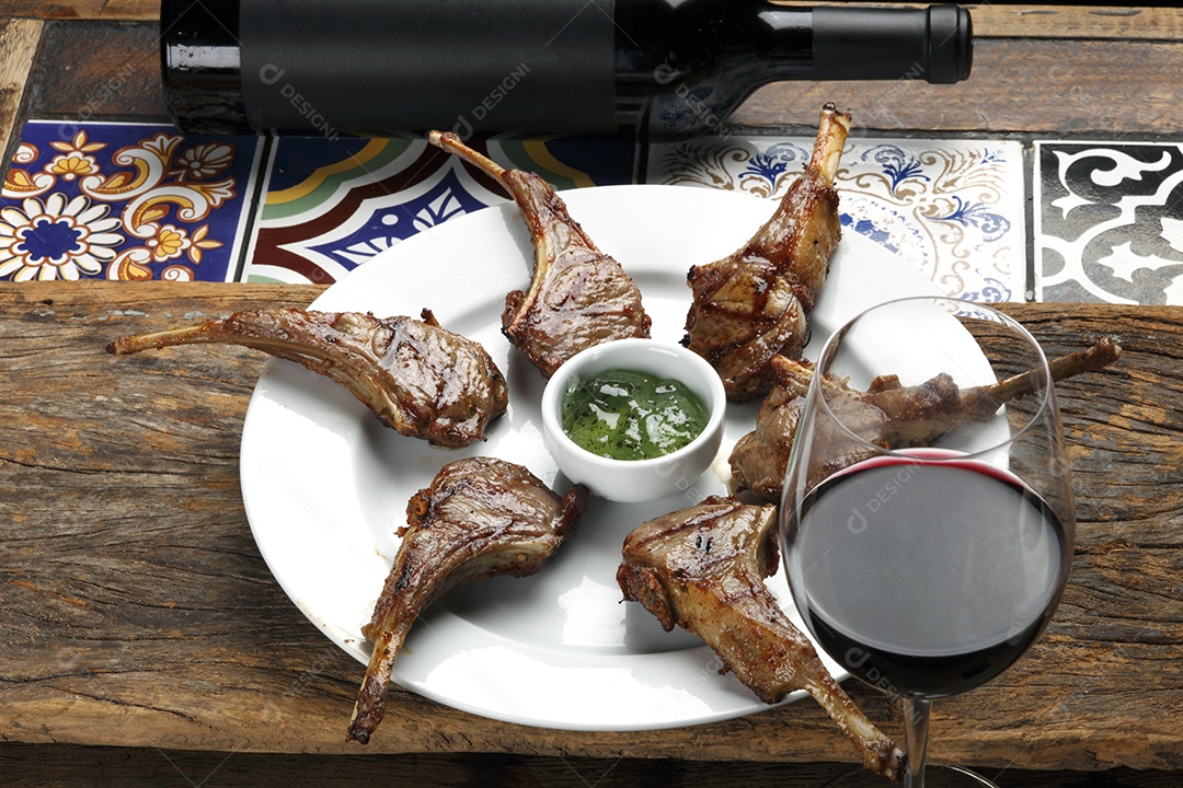 Costela assada coom molho e taça de vinho