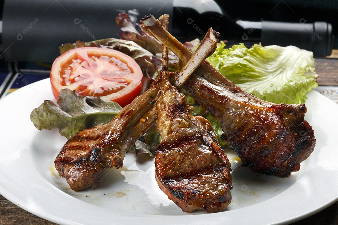Costela de cordeiro assada com salada