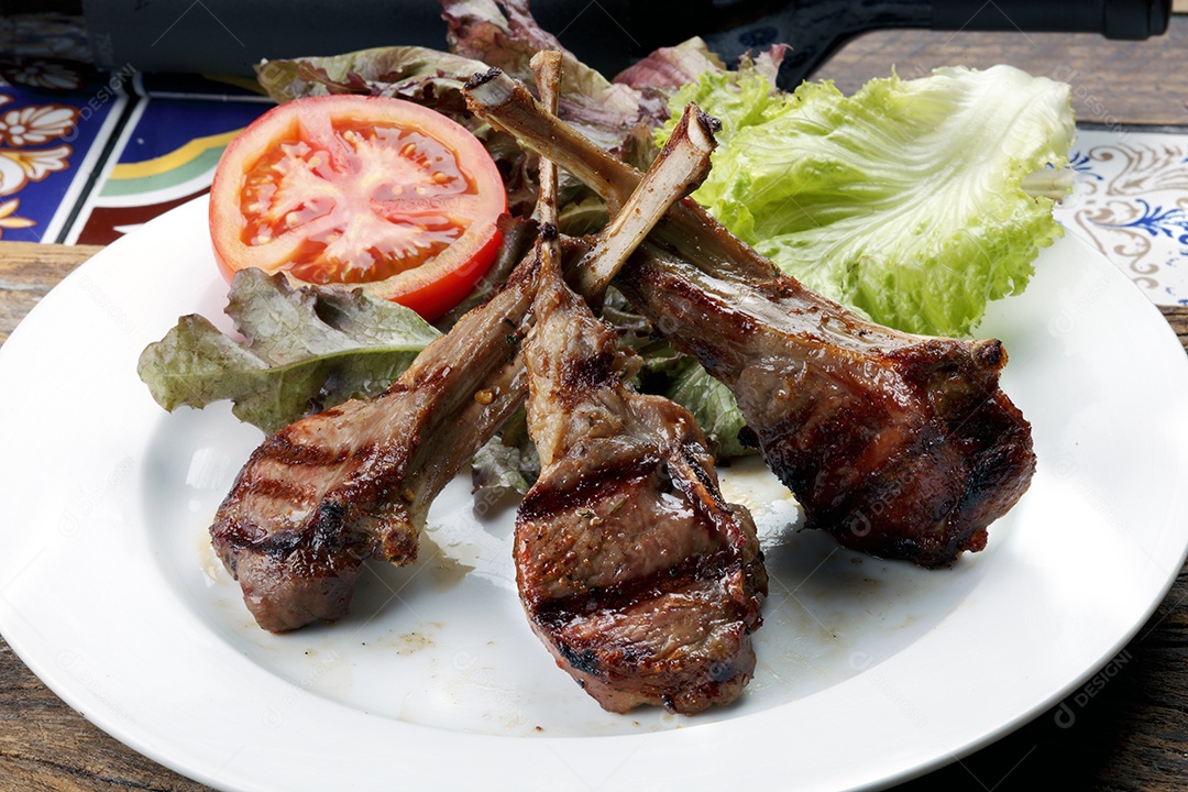 Costela de cordeiro assada com salada