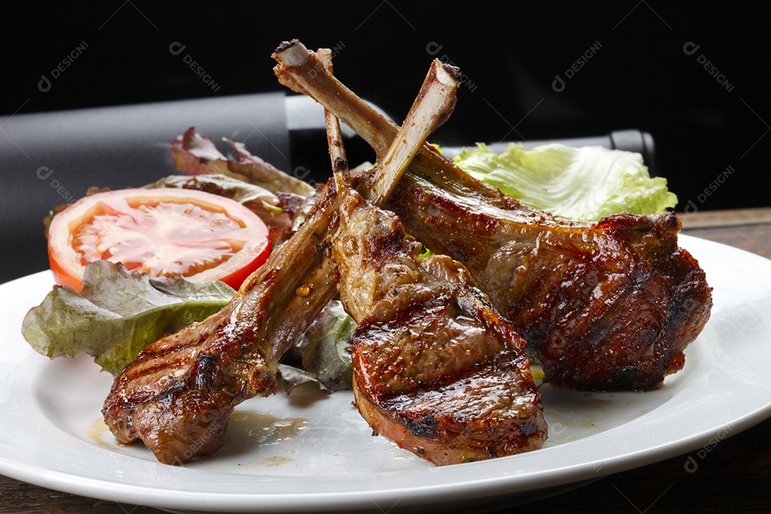 Costela de cordeiro assada com salada