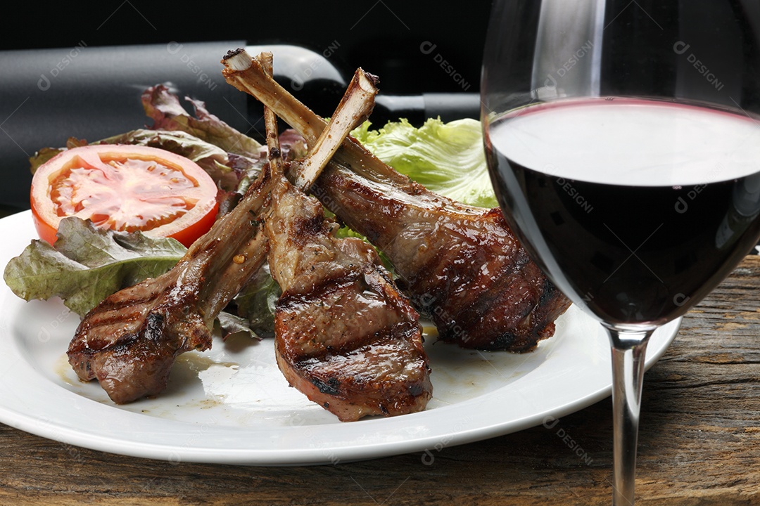Costela de cordeiro assada com salada