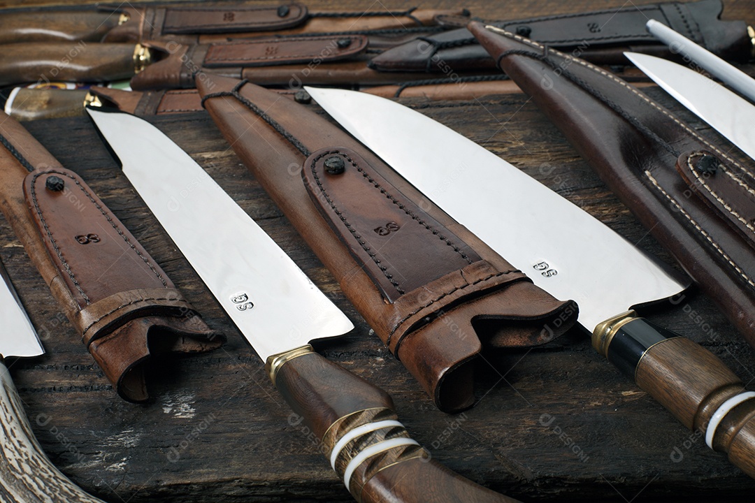 Facas afiadas com bainha de couro