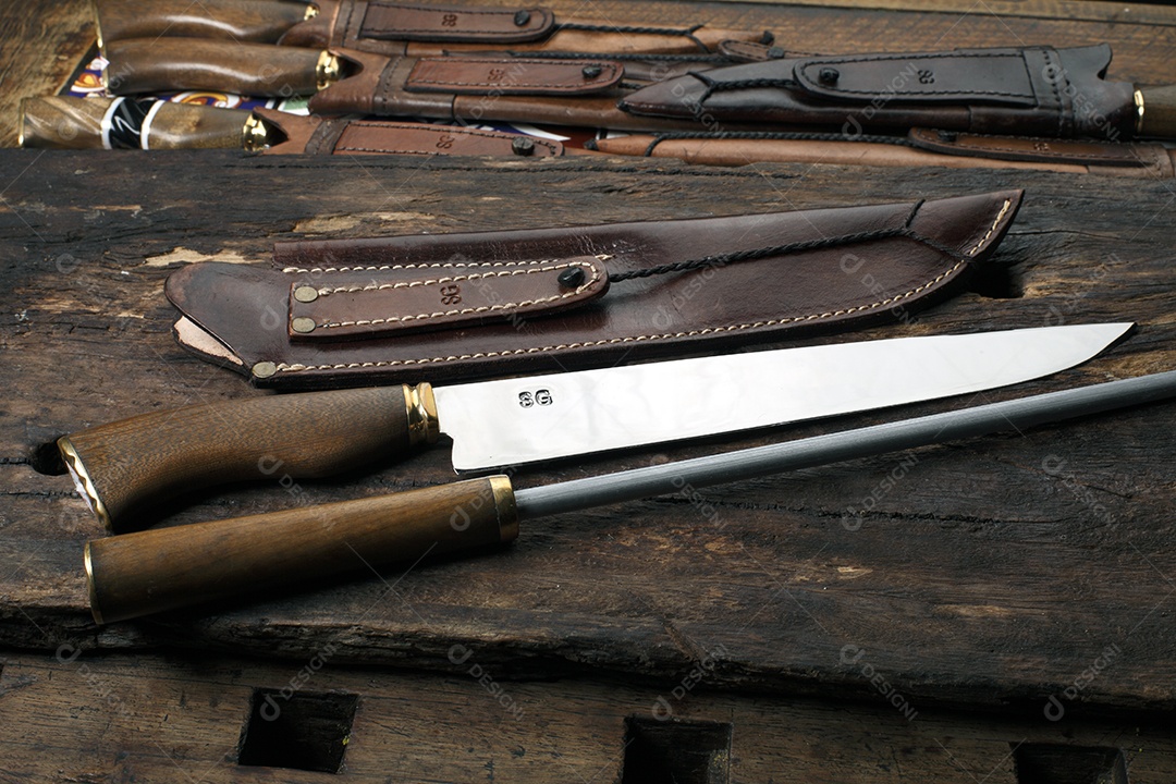 Facas rústicas sobre uma tábua de madeira